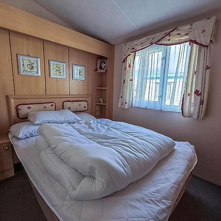 וולטון-און-דה-נייז 8 Berth Caravan With Decking To Hire At Naze Marine In Essex Ref 17045Nm מראה חיצוני תמונה