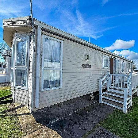 וולטון-און-דה-נייז 8 Berth Caravan With Decking To Hire At Naze Marine In Essex Ref 17045Nm מראה חיצוני תמונה