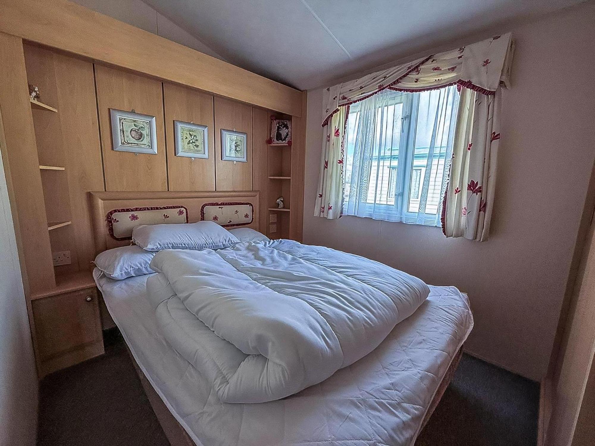 וולטון-און-דה-נייז 8 Berth Caravan With Decking To Hire At Naze Marine In Essex Ref 17045Nm מראה חיצוני תמונה