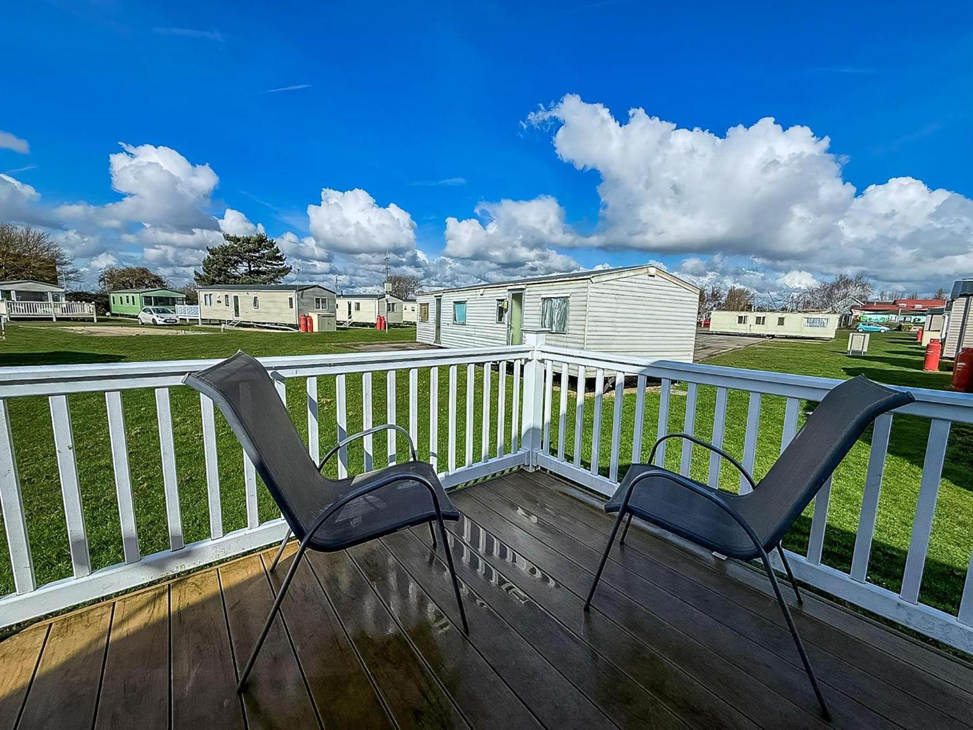 וולטון-און-דה-נייז 8 Berth Caravan With Decking To Hire At Naze Marine In Essex Ref 17045Nm מראה חיצוני תמונה