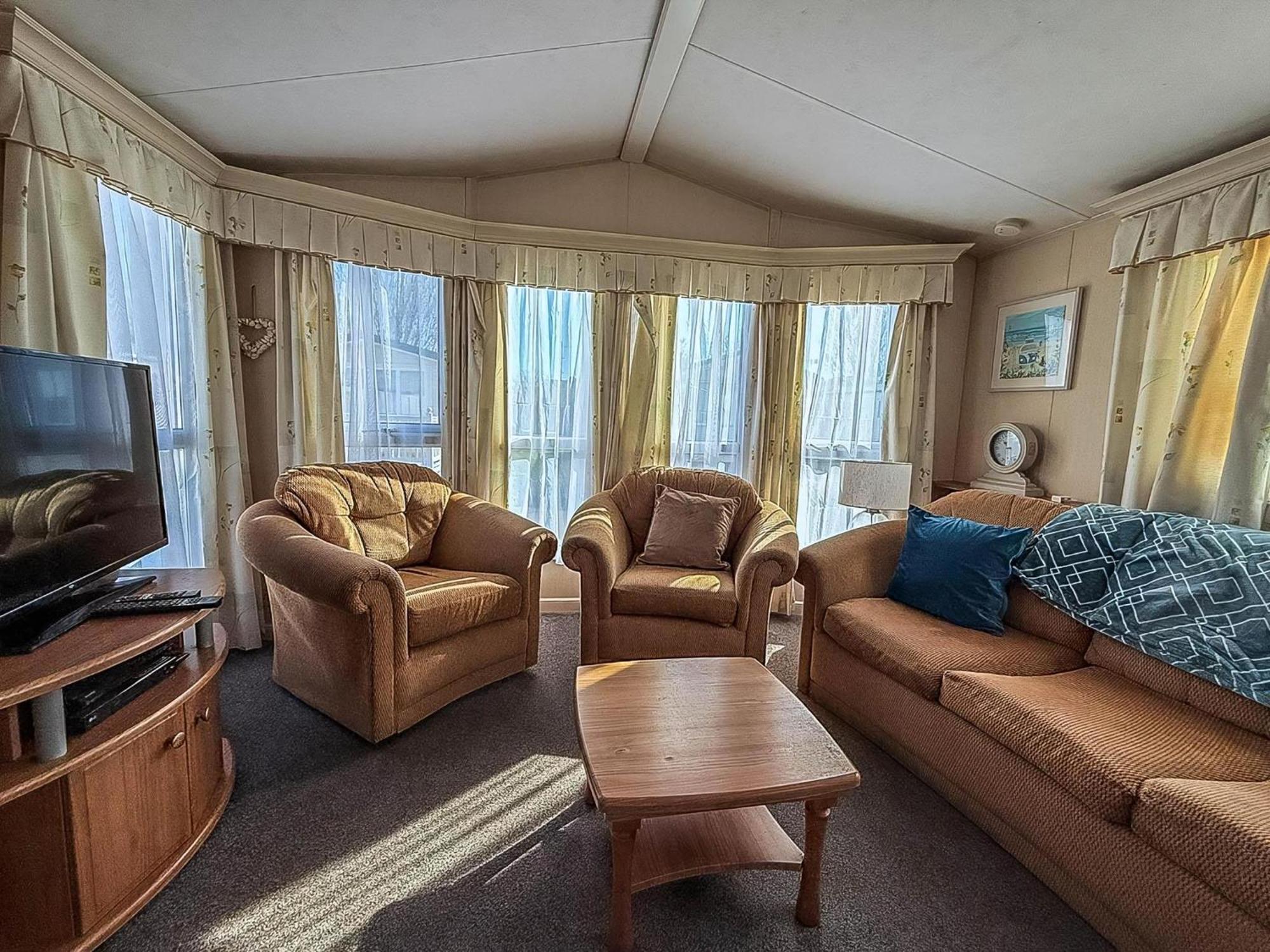 וולטון-און-דה-נייז 8 Berth Caravan With Decking To Hire At Naze Marine In Essex Ref 17045Nm מראה חיצוני תמונה